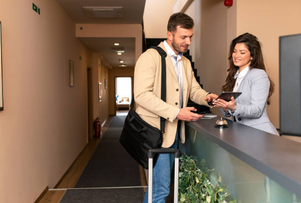 joven hombre de negocios check-in en el hotel. - hi technology fotografías e imágenes de stock