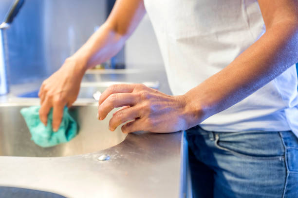 junge frau putzt marmortheke oben - cleaning domestic kitchen counter top housework stock-fotos und bilder