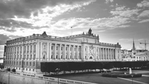 schwedisches parlamentsgebäude, riksdag, gebäude des parlamentshauses, helgeandsholmen-insel, gamla stan, stockholm, schweden - stockholm sweden flag swedish culture stock-fotos und bilder