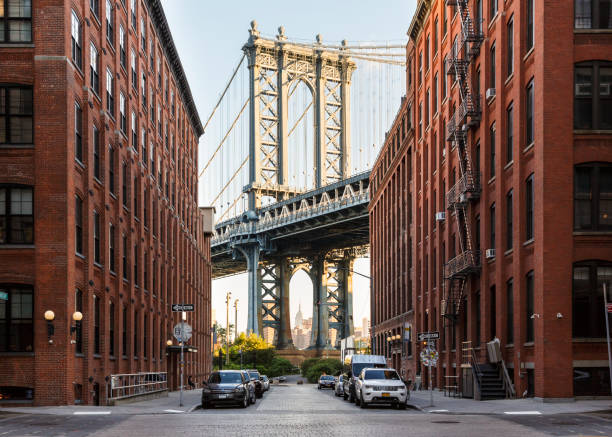 brooklyn, ny dumbo nachbarschaft straßenszene mit manhattan bridge und empire state builiding - empire state building urban scene new york state new york city stock-fotos und bilder