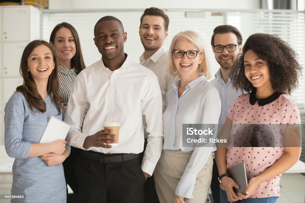 Multi equipe corporativa racial positiva que levanta olhando a câmera - Foto de stock de Grupo Multiétnico royalty-free