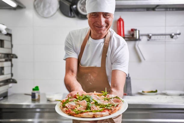 robienie pizzy we włoskiej restauracji - food and drink grated food dairy product zdjęcia i obrazy z banku zdjęć