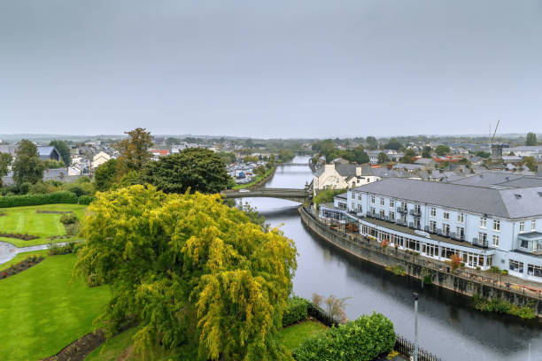 river nore, kilkenny, irlandia - kilkenny city zdjęcia i obrazy z banku zdjęć