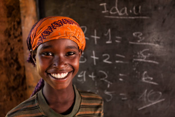 african little girl during math class, southern ethiopia, east africa - etiopia i imagens e fotografias de stock