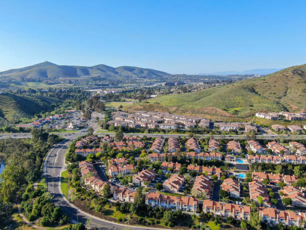 vue aérienne quartier suburbain avec des villas identiques à côté de l’autre dans la vallée. san diego, californie, états-unis. - lot photos et images de collection