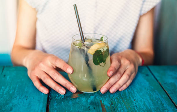 fresh homemade lemonade - healthy drink imagens e fotografias de stock