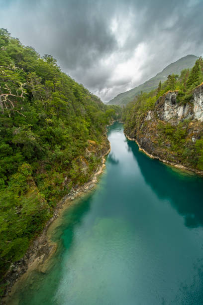 un paisaje increíble en el norte de la patagonia chilena, el río puelo se mueve alrededor de la estrecha garganta con sus aguas turquesas en un paisaje natural paradisíaco impresionante al aire libre bajo un cielo dramático - adventure extreme terrain wilderness area inspiration fotografías e imágenes de stock