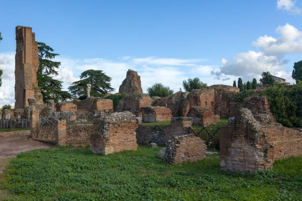 las ruinas de la sala del trono de la domus flavia en roma, italia - domus fotografías e imágenes de stock
