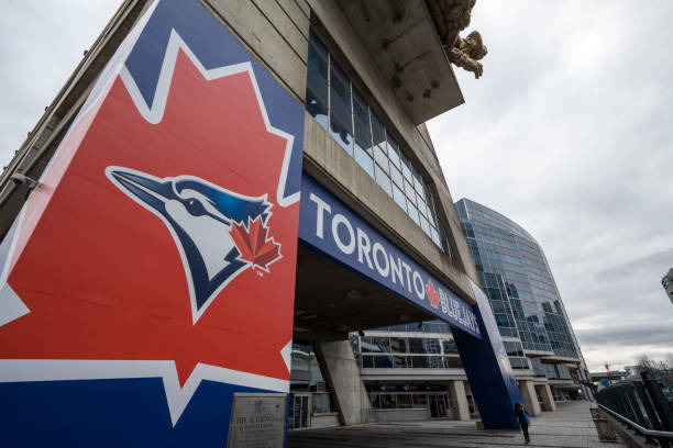 toronto blue jays logo auf dem hauptstadion, rogers centre. die blue jays sind das wichtigste baseball-team von toronto und ontario - major league baseball stock-fotos und bilder