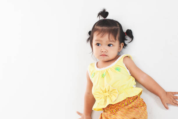 家の中に立っているタイの伝統のドレスでかわいいアジアの小さな子供の女の子の portriat - child little girls shy standing ストックフォトと画像