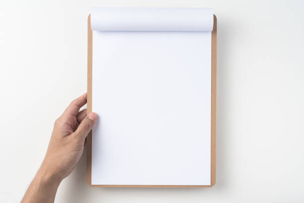 papel volteado blanco sobre el portapapeles aislado en blanco - clipboard fotografías e imágenes de stock