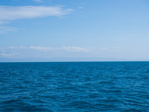 paysage de mer horizon marin sous le ciel bleu. - nui photos et images de collection