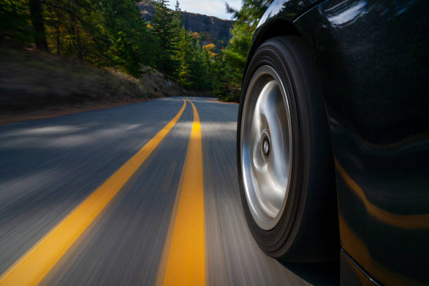 czarny samochód sportowy ruchu kraju drogi. - driving a car zdjęcia i obrazy z banku zdjęć