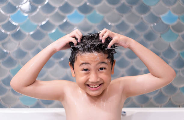 pequeño niño feliz en la ducha en el baño - shower child shampoo washing fotografías e imágenes de stock