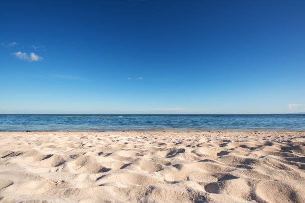 空の砂浜と青い空の背景を持つ海 - sky yellow seascape summer resort ストックフォトと画像