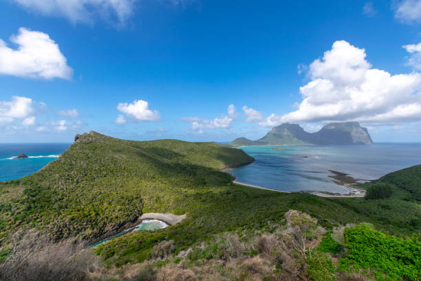 vista della costa nord dell'isola di lord howe, nuovo galles del sud, australia, vista dalla cima del monte eliza. malabar hill sullo sfondo. monta lidgbird e mount gower sullo sfondo. - lord howe island foto e immagini stock