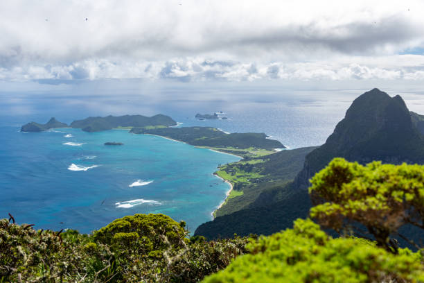 bela vista do cume do monte gower (875 metros acima do nível do mar), ponto mais alto na ilha lord howe, uma ilha subtropical pacífica no mar da tasman, pertencente a nova gales do sul, austrália. - lord howe island - fotografias e filmes do acervo