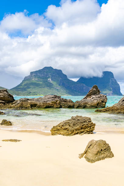 vista bonita da montagem lidgbird e da montagem gower na ilha do senhor howe, novo gales do sul, austrália, visto da praia da lagoa. - lord howe island - fotografias e filmes do acervo