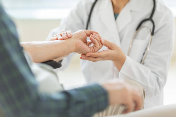 mujer doctora y senior man - procedimiento médico fotografías e imágenes de stock