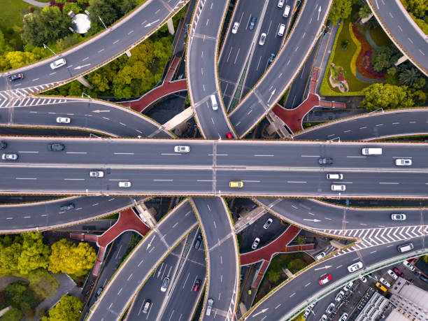 高速道路ジャンクションの航空写真図形文字 x 十字。輸送コンセプトの木がある橋、道路、または街路。中国・上海市街地における建築の構造形状 - aerial view shanghai technology multiple lane highway ストックフォトと画像