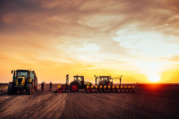 meccanizzazione agricola al tramonto - plowed field dirt sowing field foto e immagini stock