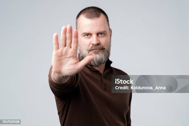 Reife Mann Macht Stoppschild Ich Lehne Das Konzept Ab Stockfoto und mehr Bilder von Stopp-Geste