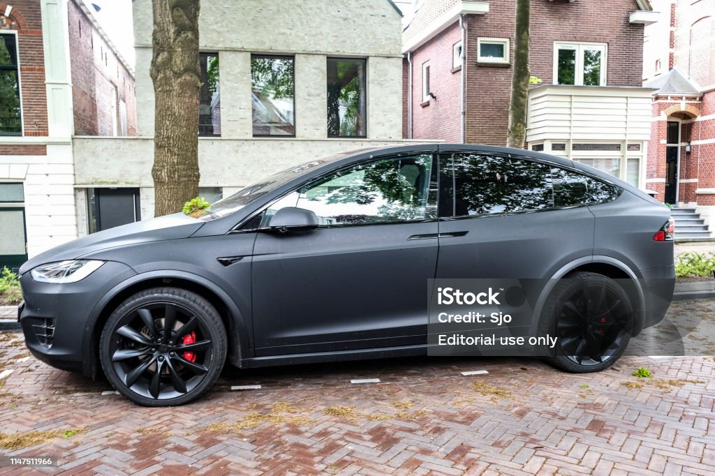Industrialiseren rijst Bedrog Tesla Model X Electric Suv In Matte Black Parked On The Street Stock Photo - Download Image Now - iStock Industrialiseren rijst Bedrog Tesla Model X Electric Suv In Matte Black Parked On The Street Stock Photo - Download Image Now - iStock