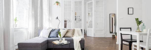 istock Townhouse living room with table 1147513280
