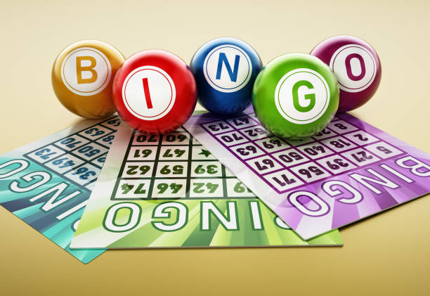 bingo-spielkarten und farbige bälle, die bingo-text bilden - snooker fotos stock-fotos und bilder