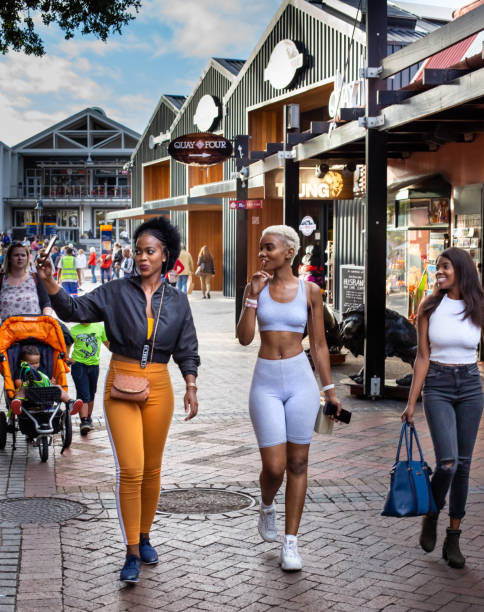 girls enjoying the victoria and alfred waterfront. - victoria and alfred imagens e fotografias de stock