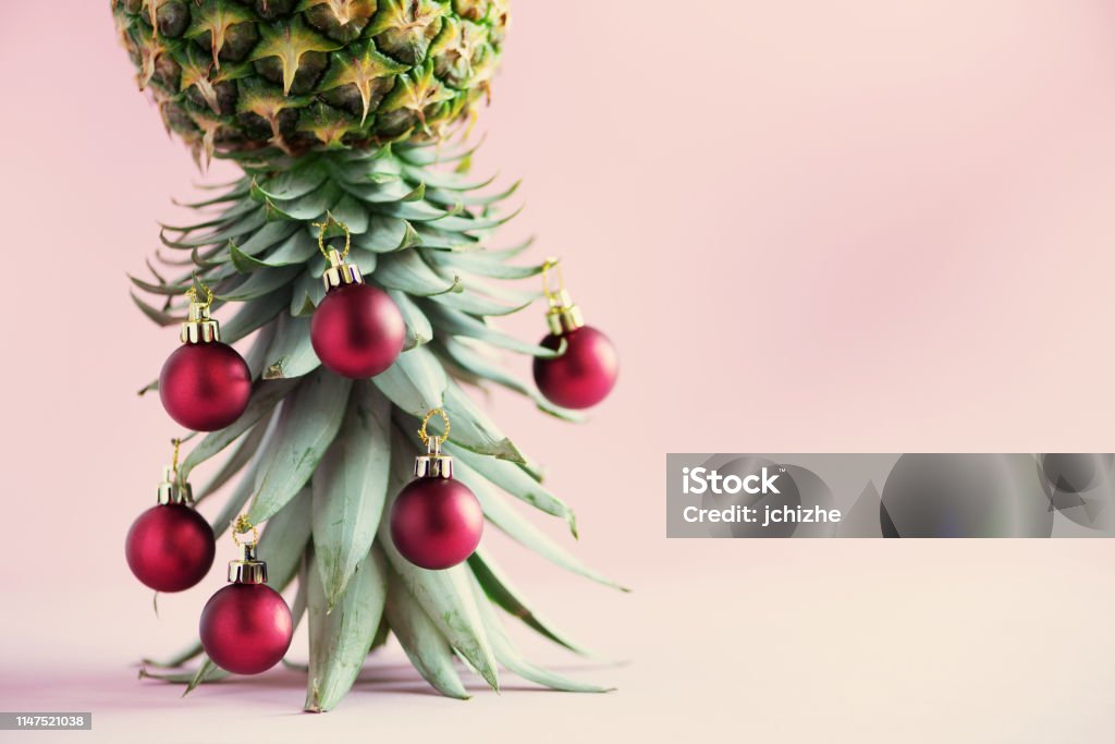 Foto de Árvore De Natal Creativa Feita Do Abacaxi E Do Bauble Vermelho No  Fundo Corderosa Espaço Da Cópia Cartão Decoração Para O Partido Do Ano Novo  Conceito Do Feriado e mais