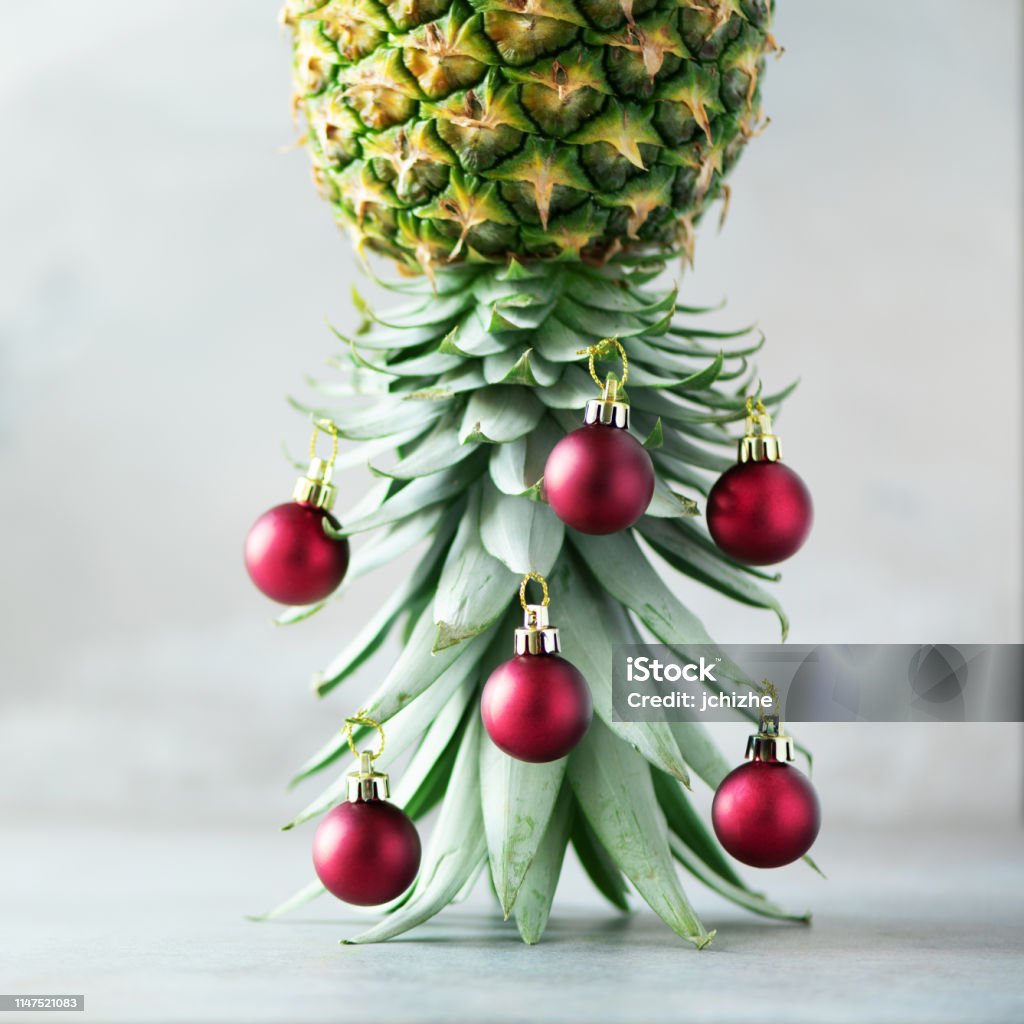 Foto de Árvore De Natal Creativa Feita Do Abacaxi E Do Bauble Vermelho No Fundo Concreto Cinzento Espaço Da Cópia Cartão Decoração Para O Partido Do Ano Novo Conceito Do Feriado Colheita Foto de Árvore De Natal Creativa Feita Do Abacaxi E Do Bauble Vermelho No Fundo Concreto Cinzento Espaço Da Cópia Cartão Decoração Para O Partido Do Ano Novo Conceito Do Feriado Colheita