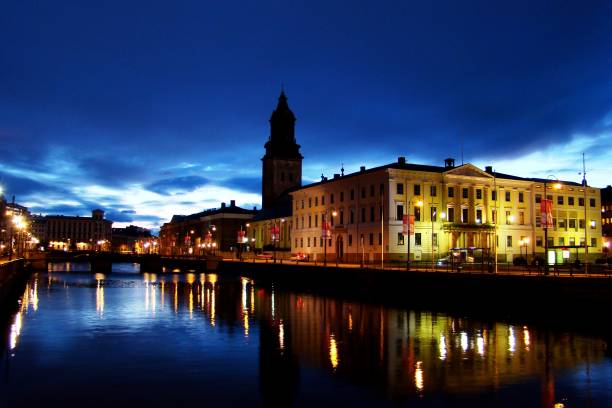 one of the canals in downtown gothenburg, sweden - gothenburg city urban scene illuminated imagens e fotografias de stock