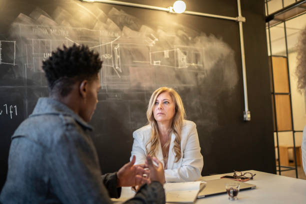 businesswoman giving advice to employee at room - concentration teacher business copy space imagens e fotografias de stock