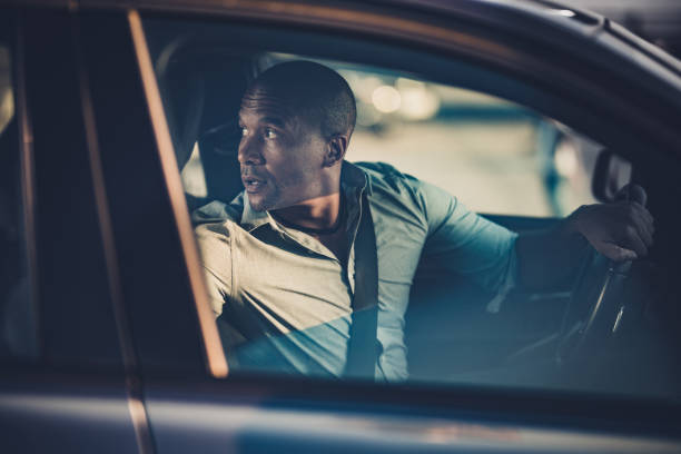 milieu adulte noir homme d’affaires conduisant une voiture en marche arrière. - car driving men reversing photos et images de collection