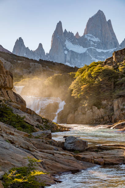 cascate fitz roy e mount fitz roy - argentina patagonia andes landscape foto e immagini stock