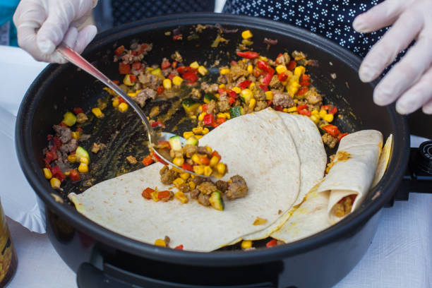 tortillas mit gemüse und fleisch füllen - child vegetable squash corn stock-fotos und bilder