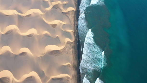 costa desertica. veduta aerea - majestic landscape arid climate beach foto e immagini stock