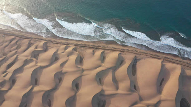 costa desertica. veduta aerea - majestic landscape arid climate beach foto e immagini stock