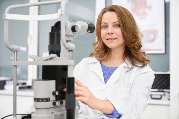 istock Female ophthalmologist posing with eye test machine. 1147547100