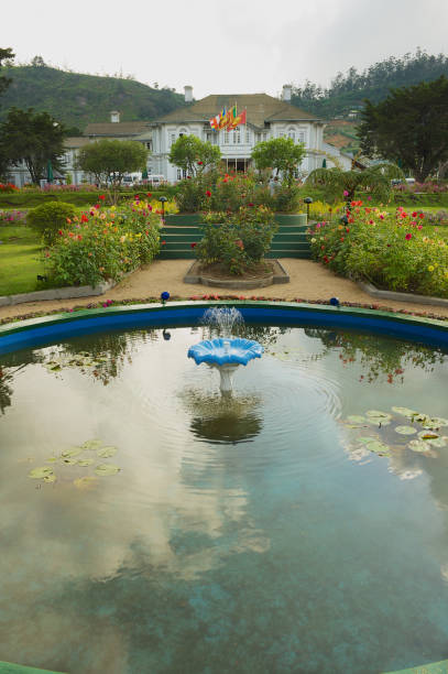 fonte e jardim na frente de um edifício colonial do estilo em nuwara eliya, sri lanka. - english culture mansion non urban scene hotel - fotografias e filmes do acervo