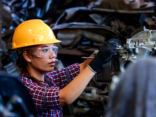 junge asiatische ingenieurin - industriegerät stock-fotos und bilder