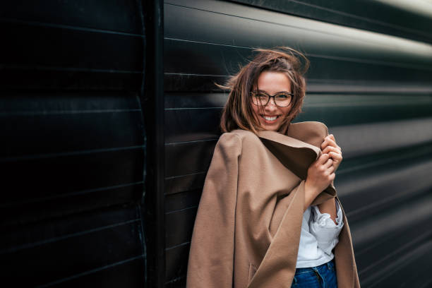 retrato urbano de uma mulher nova elegante, sorrindo na câmera. - 2653 - fotografias e filmes do acervo