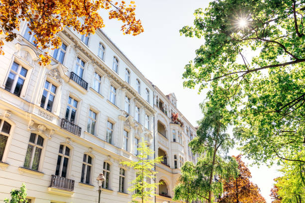 casa de apartamentos en berlín, alemania - old structure fotografías e imágenes de stock