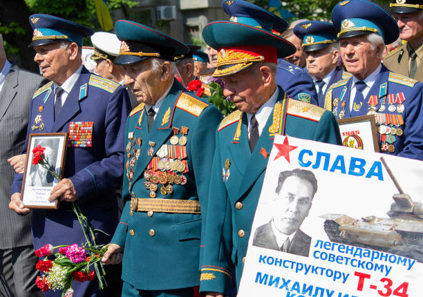 world war ii veterans marching to the tomb of the unknown soldier in park of eternal glory - veteran world war ii armed forces military imagens e fotografias de stock