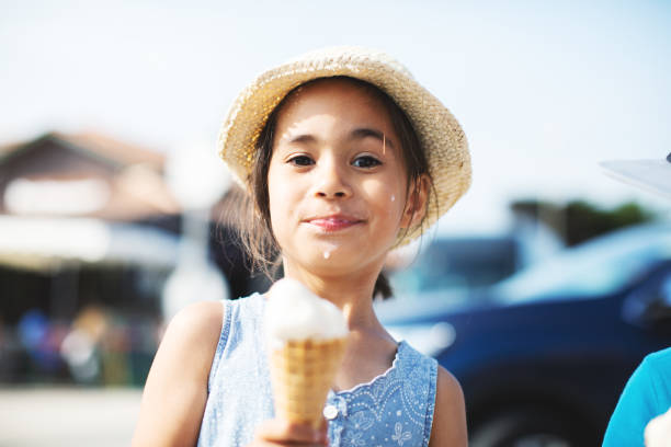 los niños que comen helado - ice cream licking little boys ice cream cone fotografías e imágenes de stock