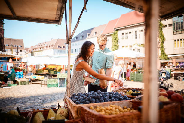 tienda de pareja en el mercado de frutas de verano al aire libre - freiburg im breisgau fotografías e imágenes de stock