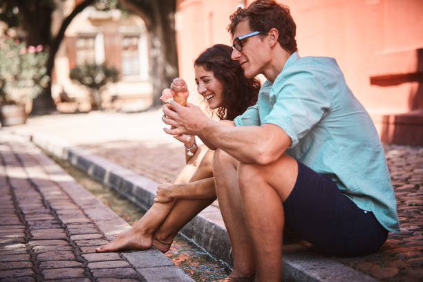 pareja disfrutar de la comida cultural en un paseo de la ciudad - freiburg im breisgau fotografías e imágenes de stock