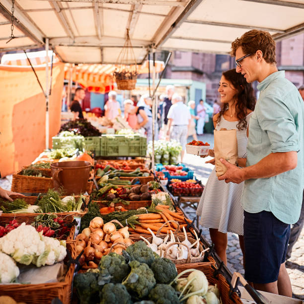 couple shop at outdoor summer fruit market - vegetable market imagens e fotografias de stock