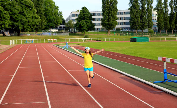 小さな女の子楽しい、スタジアム - starting line competition running jogging ストックフォトと画像